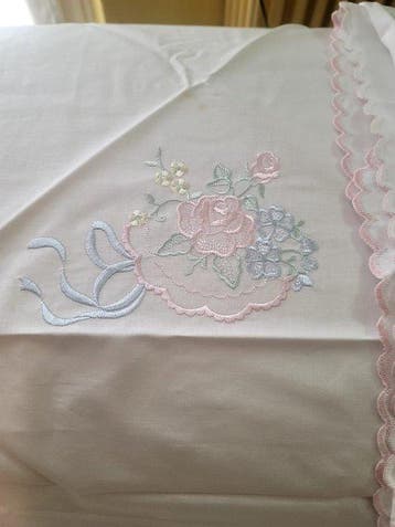 Drap dépoque avec des broderies faites à la main. - Drap de, Antiquités & Art