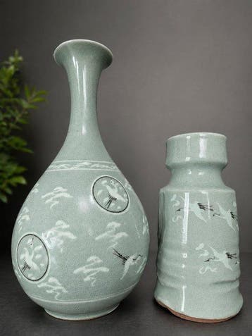 Collectie van twee Koreaanse celadon-kraanvazen - Porselein