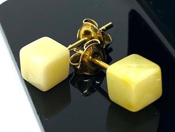The Golden Cube - melkachtig geel Baltisch amber