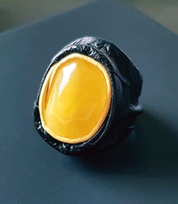Unieke vintage leren ring met natuurlijke butterscotch