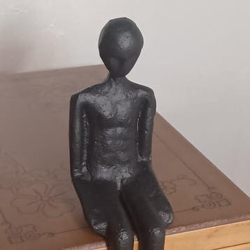 Sculpture, Homme assis - 36 cm - Métal