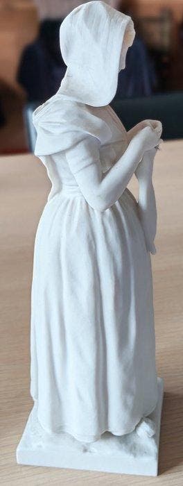 Figurine - La Zélandaise tricotant - Biscuit de porcelaine