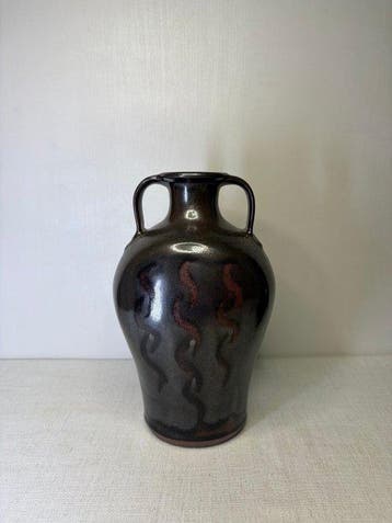 Vase japonais à glaçure ferrugineuse avec motif appliqué et, Antiquités & Art