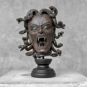 GEEN RESERVEPRIJS - Medusa-hoofd replica op een op maat, Antiek en Kunst
