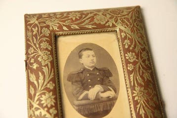 Jungenportrait mit Uniform im Schmuckrahmen, 14x11cm -