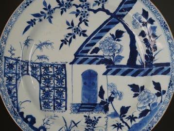 Kangxi (1662-1722) - Bord - Tall Floral Gate, Walled