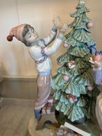 Lladró - Joan Coderch - Beeldje, Trimming The Tree - 5897 -, Antiek en Kunst