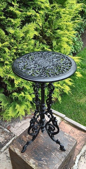 Table - Table en fonte de 70 cm de hauteur. - Fonte