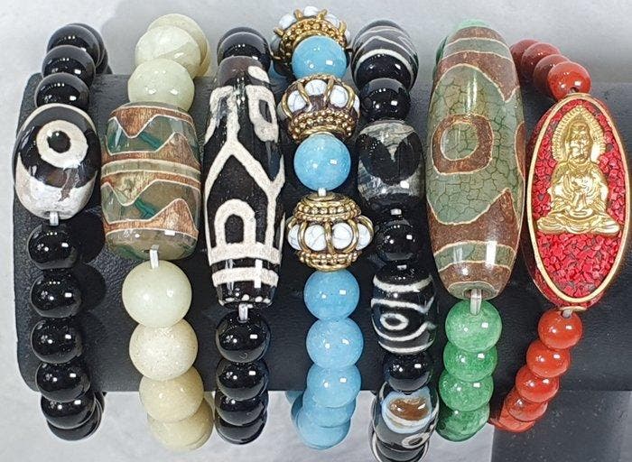 12 Boeddhistische armbanden met amethist, zoetwaterparels,, Collections, Minéraux & Fossiles