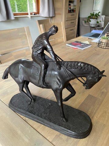 Beeldje, paard met jockey - 31 cm - Koud geverfd brons, Antiquités & Art