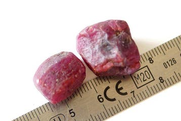 Robijn 67 karaat ruwe robijnkristallen, onbehandeld- 13.5 g