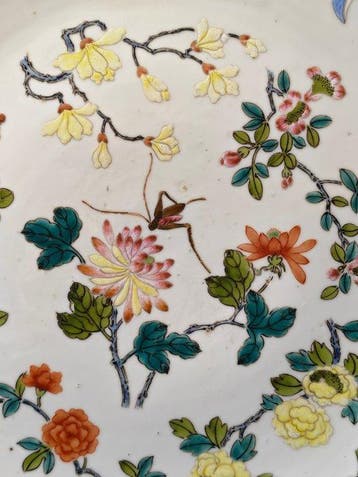 Grote Famille Rose-schaal met bloem- en insectmotieven van