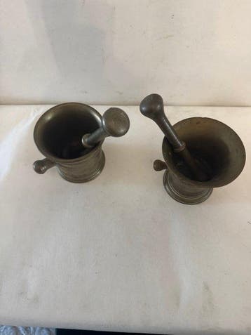Mortier et pilon (4) - Beaux étaux en bronze antique avec
