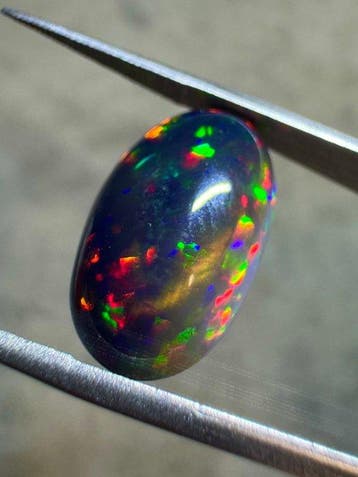 Zwarte Ethiopische opaal - 5,14 ct ovale cabochon- 1.03 g