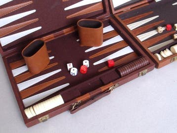 Bordspel - 2 x Backgammon, compleet met 2 bekers en stenen