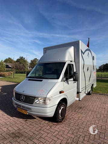 Prachtige Mercedes paardencamionette met aluminium opbouw!, Ophalen, Zo goed als nieuw, Aluminium, 2-paards trailer
