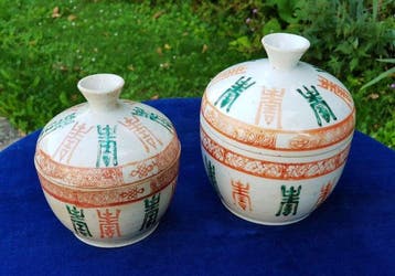 Set van twee Chinese potten met deksel in ijzerrood- en, Antiek en Kunst