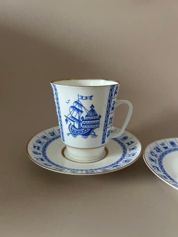 Lomonosov Imperial Porcelain Factory - Tasse et soucoupe (2)