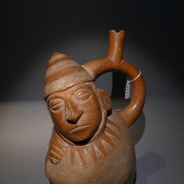 Moche, Peru, Terracotta Fijne Huaco-hoofdfiguur. 23 cm hoog.