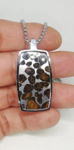 Hanger met Brenham-meteoriet. Steenijzer meteoriet - 13.5 g, Verzamelen, Mineralen en Fossielen