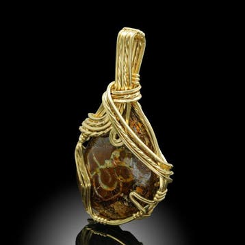Pendentif en opale noire rare — jeu de couleurs sur toute la