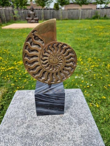 sculptuur, Bronze Ammonite Cast on Marble - 29 cm - Brons,, Verzamelen, Mineralen en Fossielen