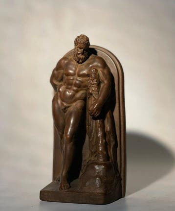 Beeldje - The Hercules statue from Farnese depicts Hercules