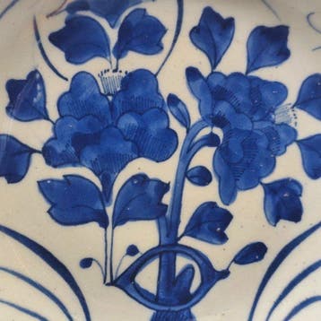 Qing Dynasty – Hand-Painted Floral Decoration - Kom -