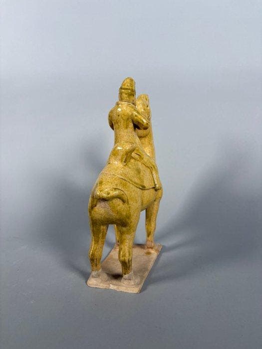 Oude Chinese Sui-dynastie geglazuurd terracotta Figuur van, Verzamelen, Mineralen en Fossielen
