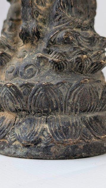 Tibetaans altaarbeeld. Boeddha zittend op een lotusvoetstuk