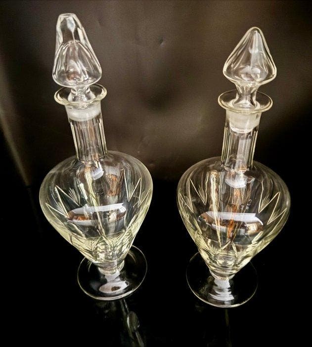 Karaf (2) - Twee antieke decanteurs van kristal, met een, Antiek en Kunst, Antiek | Meubels | Tafels