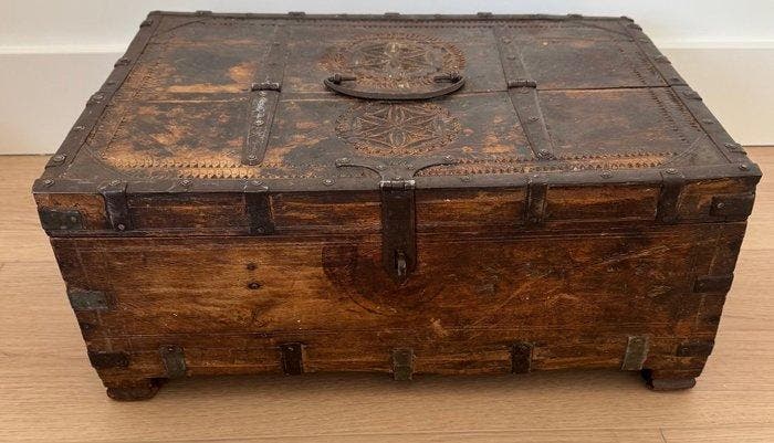 Kist - Hout, Smeedijzer - Bruidsschat kist, Antiek en Kunst, Antiek | Overige Antiek