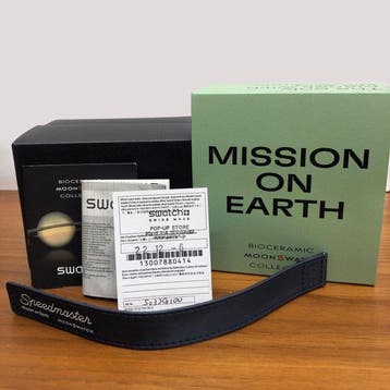 Omega x Swatch - MoonSwatch - Mission on Earth - Sans prix, Handtassen en Accessoires, Nieuw