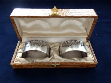 2 Verzilverde Art Deco Servetringen - Madame en Monsieur