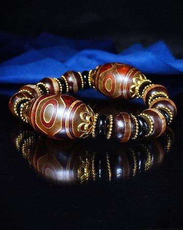 Boeddhistische armband met natuurlijke agaat en DZI-kralen –, Verzamelen, Mineralen en Fossielen