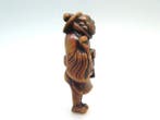 Zeldzame netsuke van een staande wegdrager. Ongesigneerd -, Antiek en Kunst