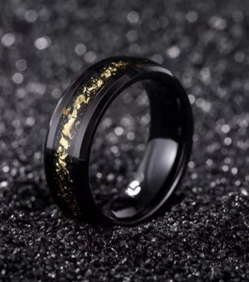 Ring van tungsten met goudinleg. Gepolijste- 9.8 g