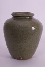 Ancien vase chinois en céladon Longquan gravé « floral »