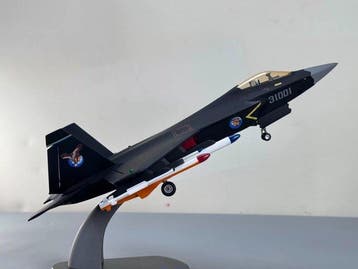 1:56 - Avion de guerre - J-31