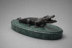 Beeld, Bronzen krokodil sculptuur op groen marmeren sokkel -, Antiek en Kunst