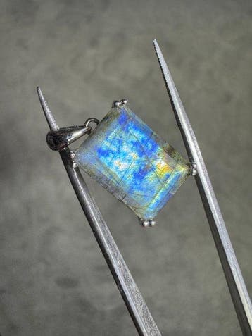 Pendentif de Labradorite naturelle taillée + Argent 925.