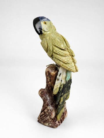 sculptuur, Handgesneden natuurstenen papegaai – polychrome