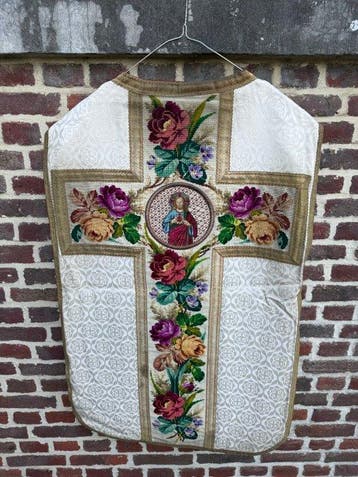 Traditionele pre-Vaticaan II Romeinse chasuble met