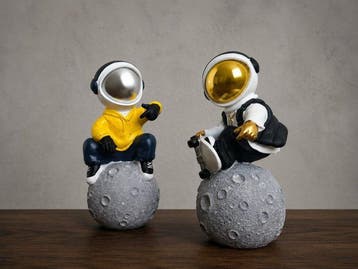 sculptuur, Set van 2 Urban Astronaut Sculpturen op de Maan –