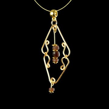 Oud-Romeins Pendant, met Romeinse paarse glaskralen in een