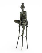 Pierre Collinet - sculptuur, Young Woman on Barstool - 29 cm