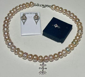 Set met roze parels uit Japan, met Caravaca-kruis. Hoge