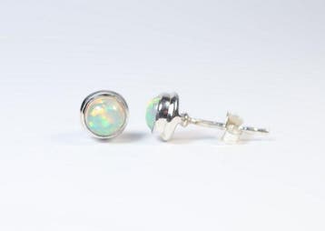 Ethiopisch opaal / Welo-opaal 2 oorstekers / cabochon /, Collections