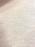 Bouclé écru, consistent maar zacht, gemaakt in Italië. -