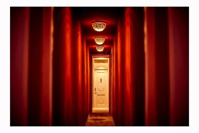 Elena Paraskeva - Follow the Red, Antiek en Kunst, Kunst | Designobjecten